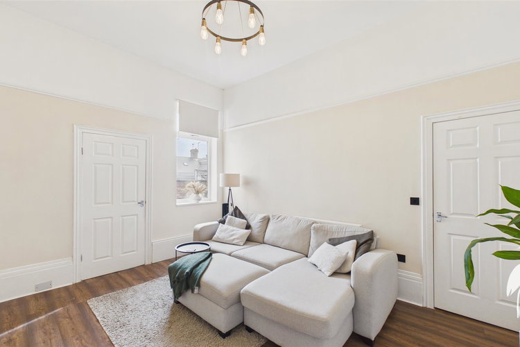 Lounge - Picture 3 of 22