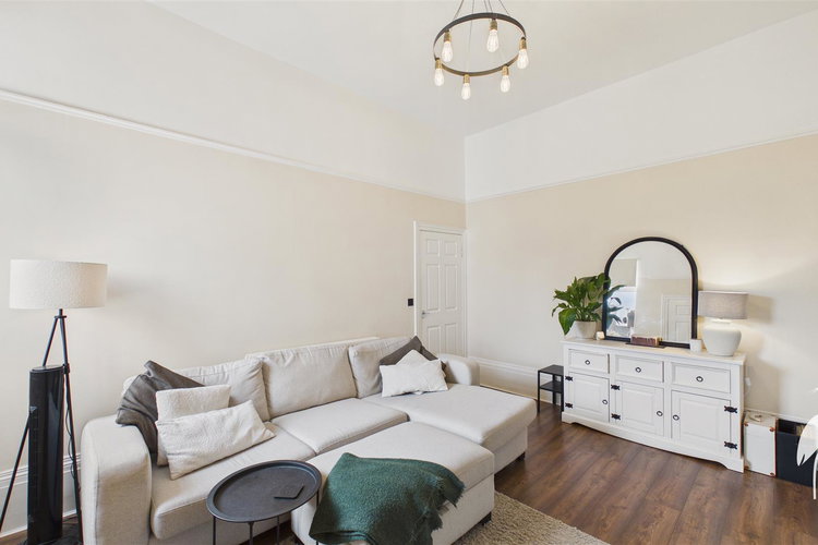 Lounge - Picture 4 of 22