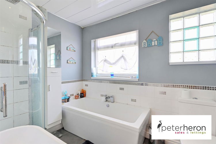 Family Bathroom - Picture 13 of 19