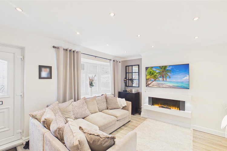 Lounge - Picture 2 of 23