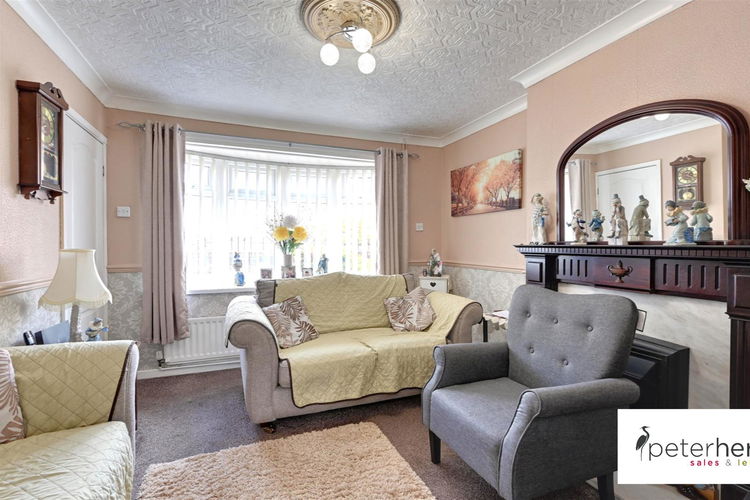 Lounge - Picture 2 of 13