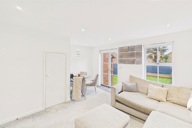 Lounge/Dining Room - Picture 4 of 21