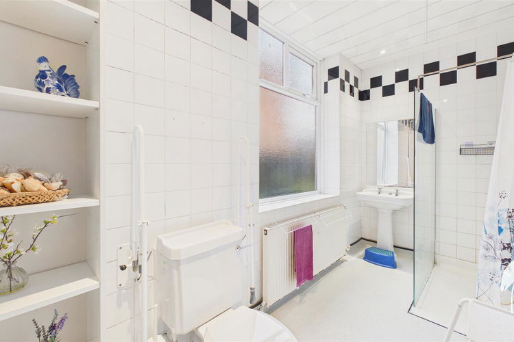 Shower Room - Picture 8 of 30