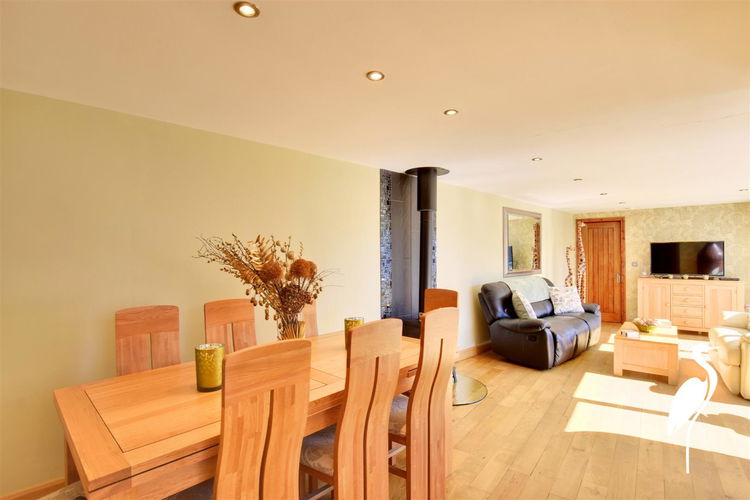 Family/Dining Area - Picture 10 of 37