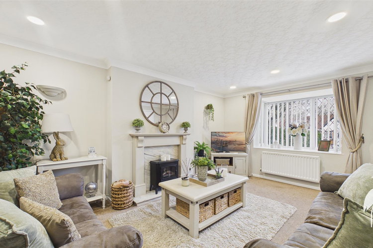 Lounge - Picture 2 of 14