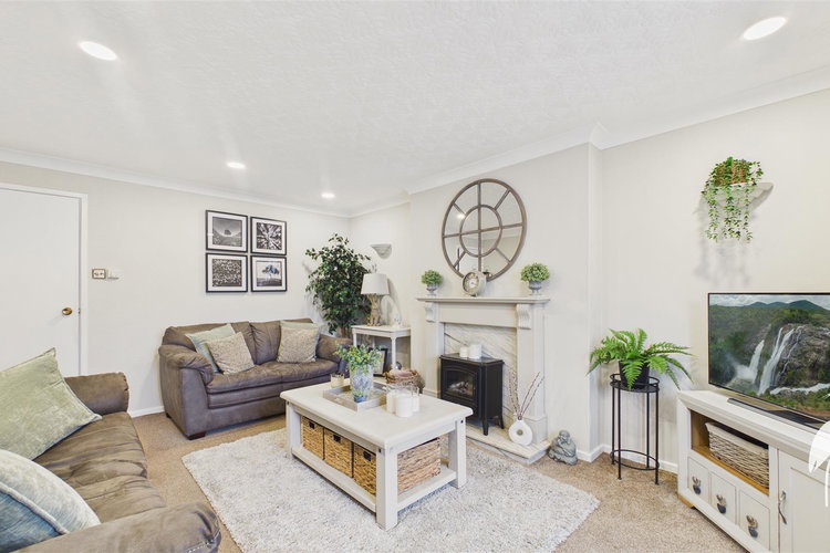 Lounge - Picture 3 of 14