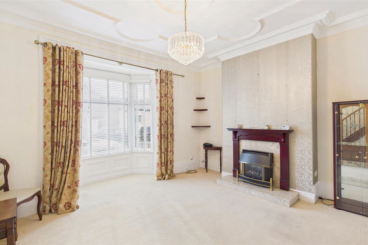 Lounge - Picture 2 of 20