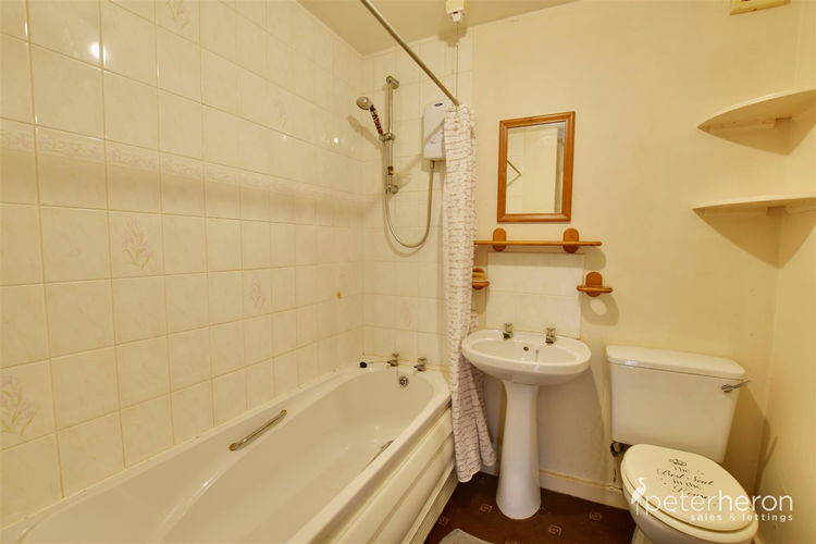 Bathroom - Picture 9 of 11