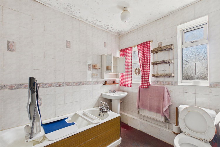Bathroom - Picture 9 of 19