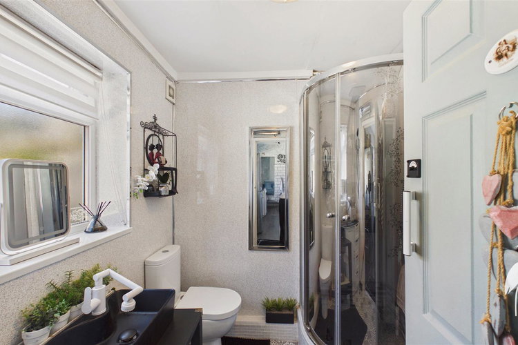Shower Room - Picture 9 of 17