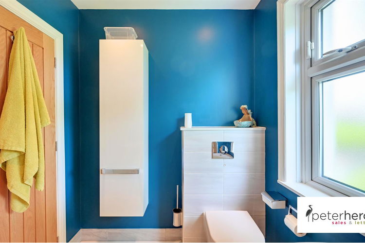 Family Bathroom - Picture 29 of 44
