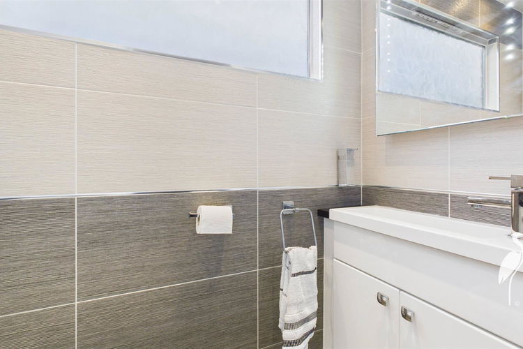 Ground Floor Washroom - Picture 11 of 25