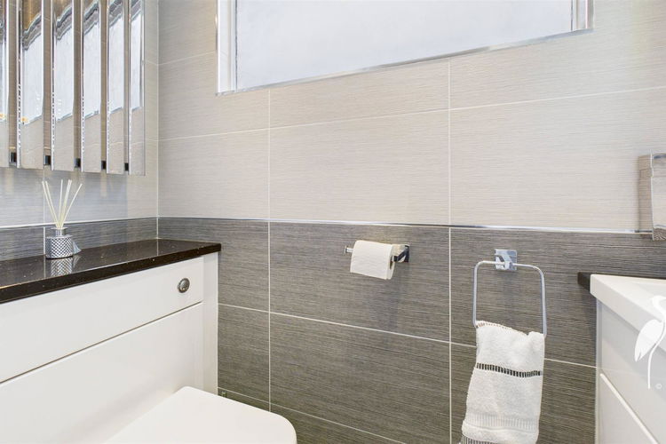 Ground Floor Washroom - Picture 10 of 25