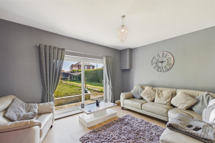 Lounge - Picture 2 of 29