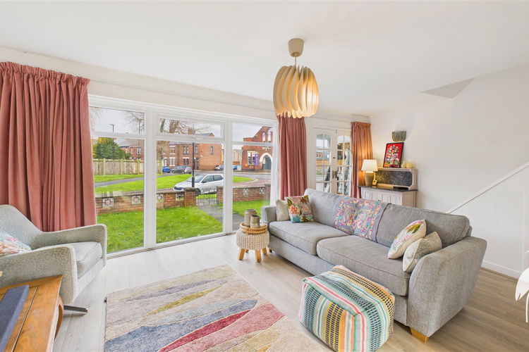 Lounge - Picture 2 of 26