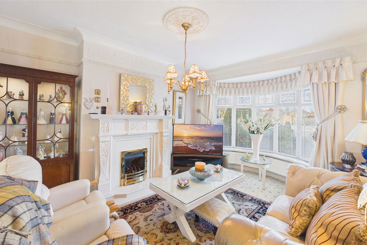 Lounge - Picture 2 of 23