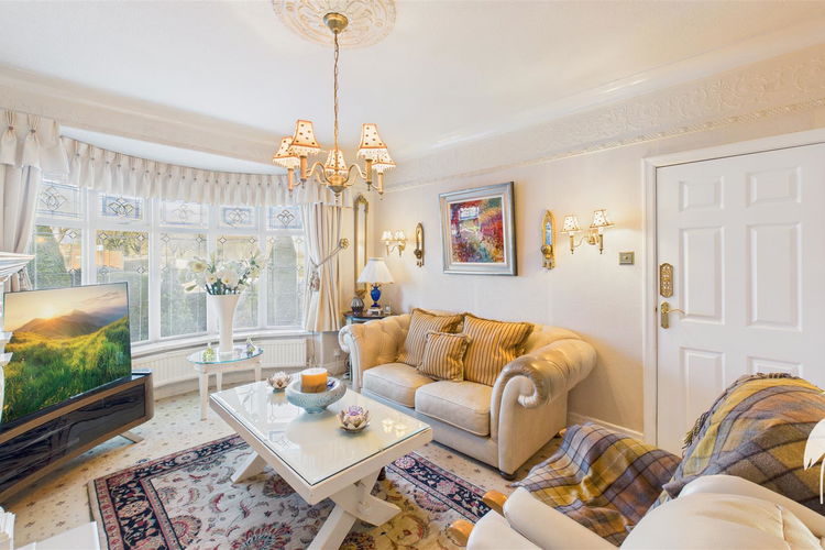 Lounge - Picture 3 of 23