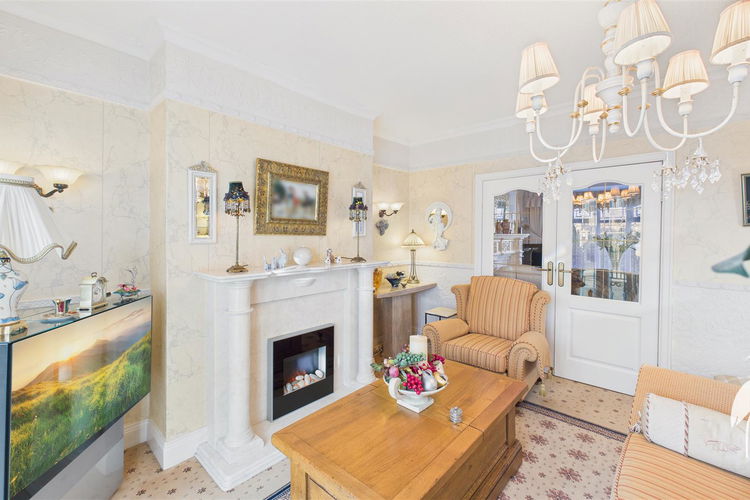 Living/Dining Room - Picture 7 of 23