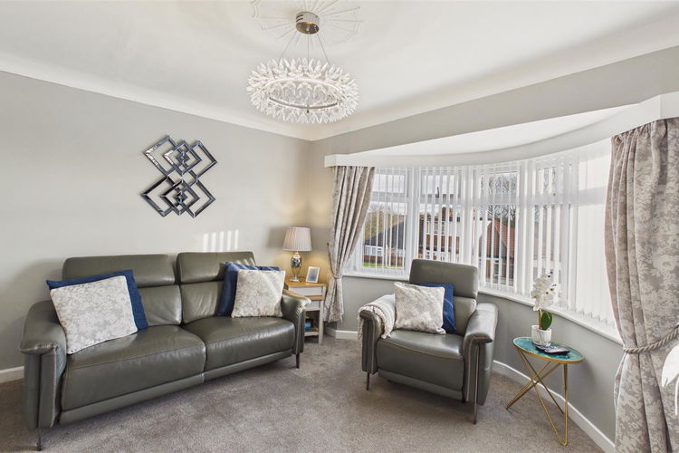 Living Room/Bedroom - Picture 4 of 28