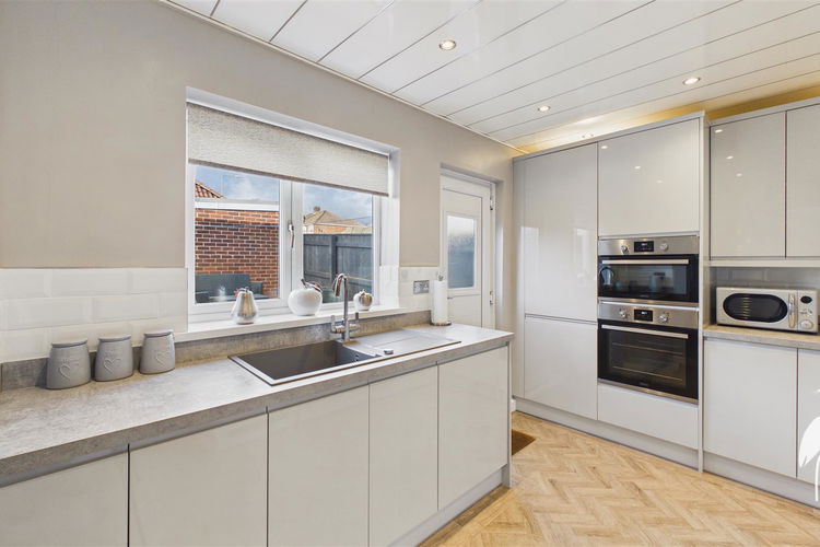 Kitchen - Picture 7 of 28