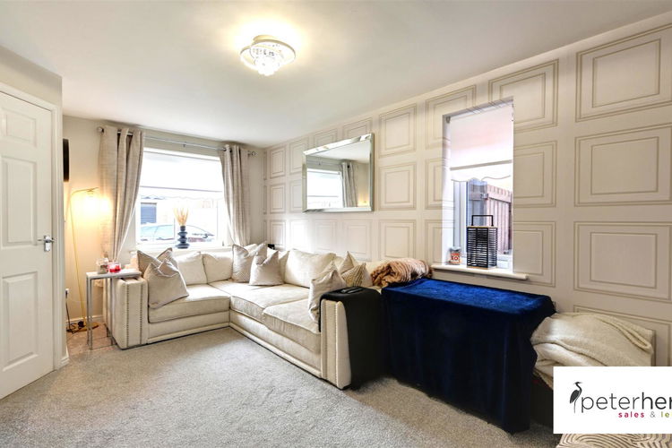 Lounge - Picture 2 of 19