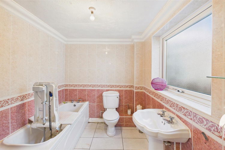 Bathroom - Picture 10 of 23