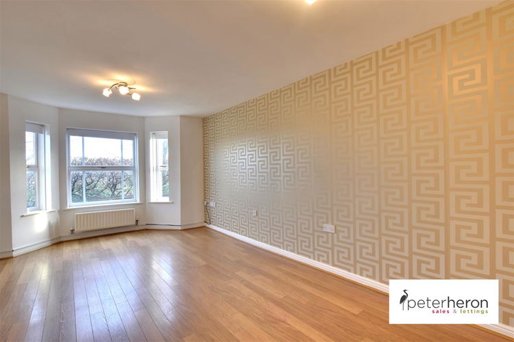Living/Dining Room - Picture 4 of 11