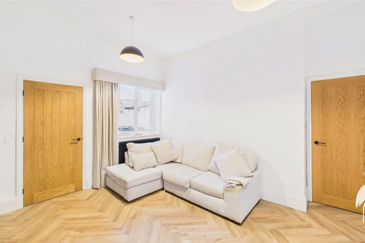 Lounge - Picture 3 of 19