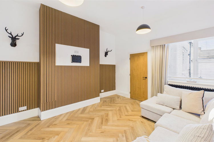 Lounge - Picture 2 of 19