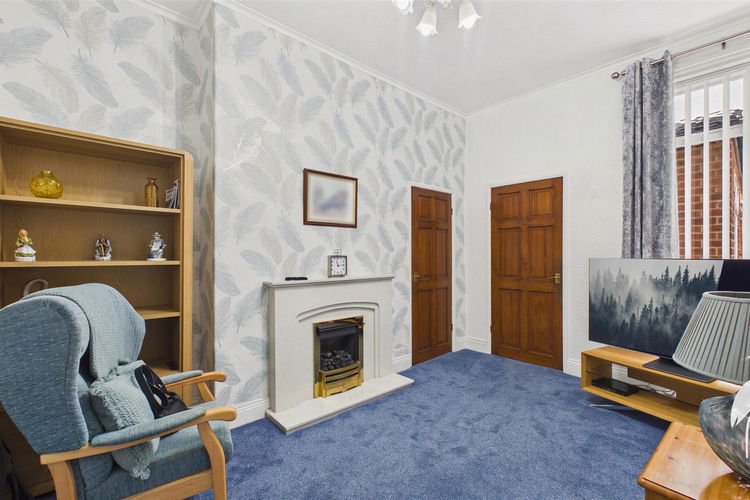 Lounge - Picture 2 of 10