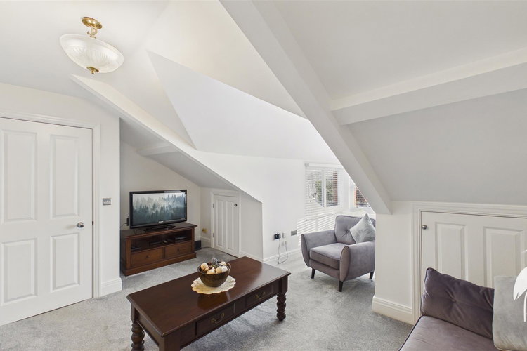 Lounge Area - Picture 3 of 18