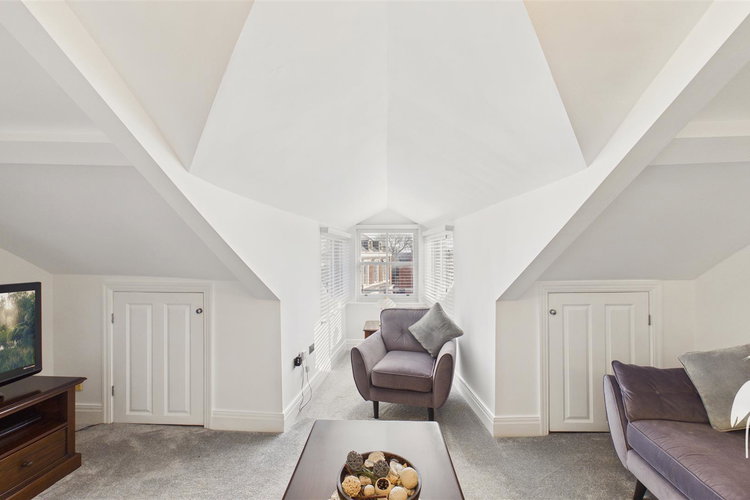 Lounge Area - Picture 4 of 18