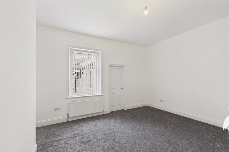 Lounge - Picture 2 of 12