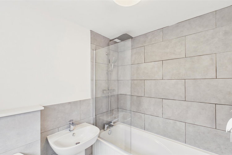 Bathroom - Picture 10 of 12