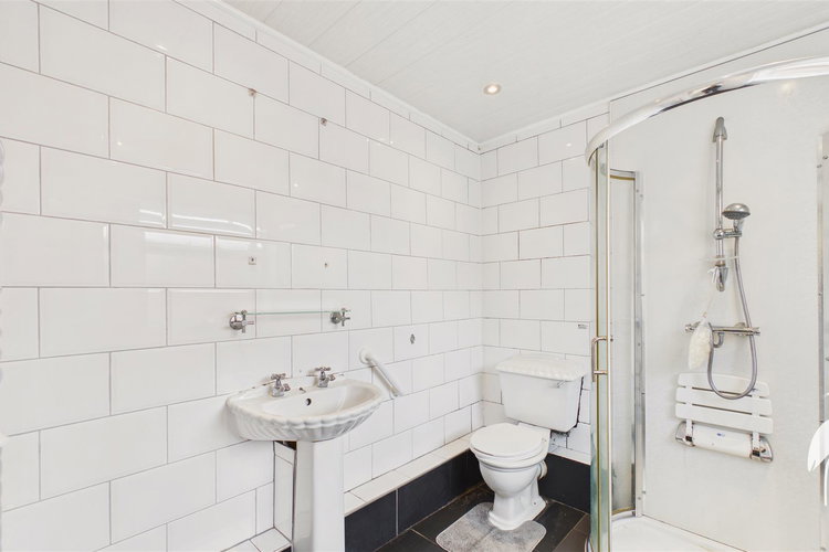 Shower Room - Picture 9 of 16
