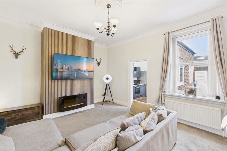 Lounge - Picture 2 of 29