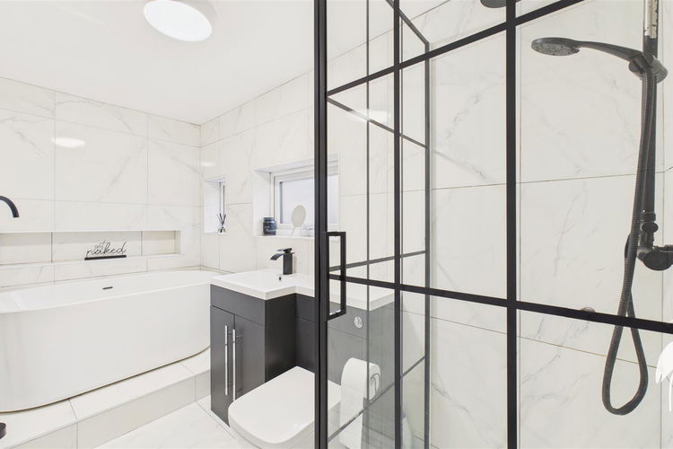 Bathroom - Picture 13 of 29