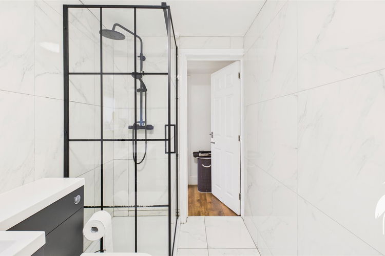 Bathroom - Picture 15 of 29