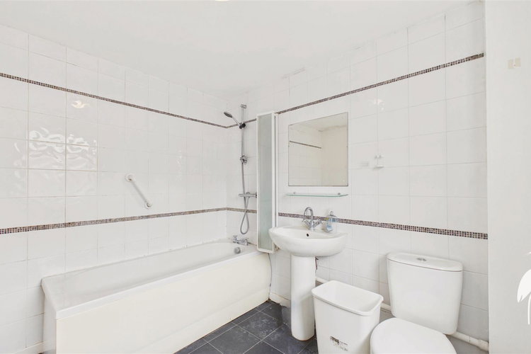 Bathroom - Picture 6 of 13