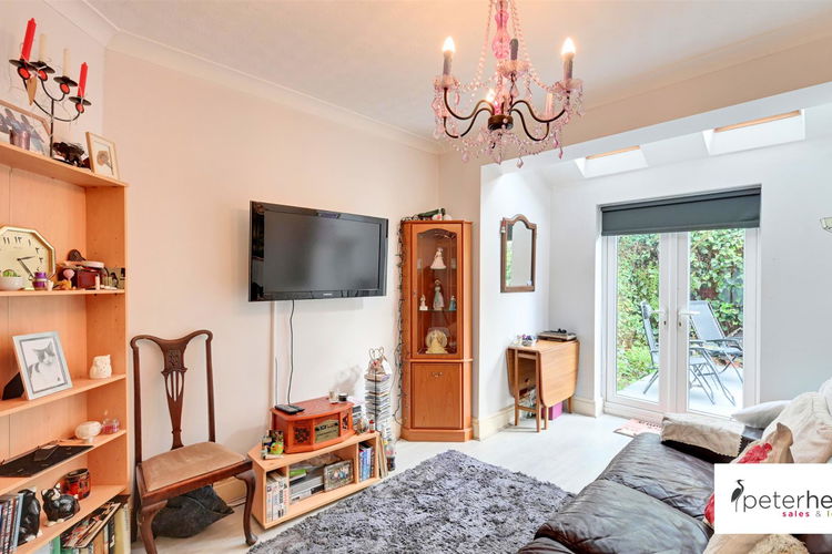 Lounge - Picture 2 of 20