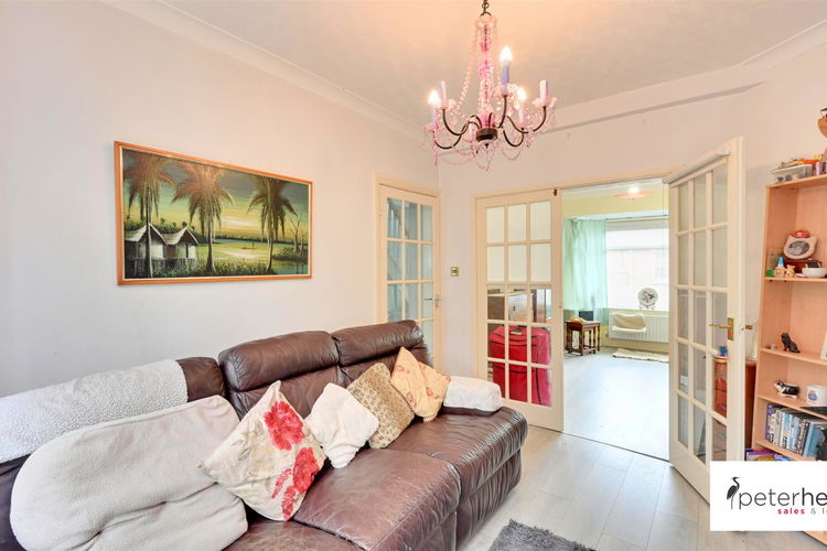 Lounge - Picture 4 of 20