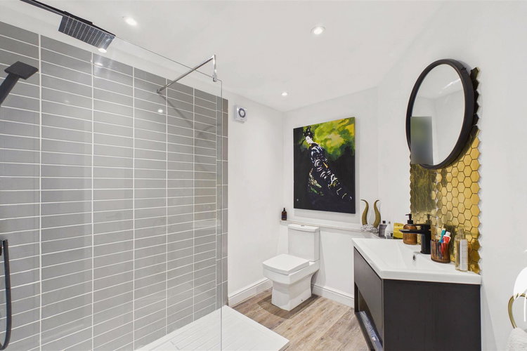 Shower Room - Picture 9 of 22