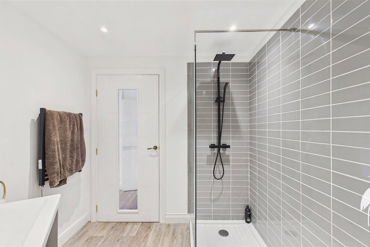 Shower Room - Picture 10 of 22