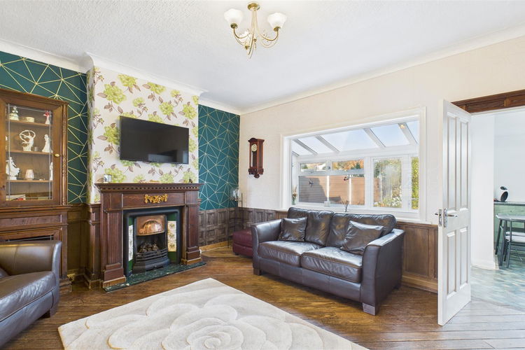 Lounge - Picture 3 of 24