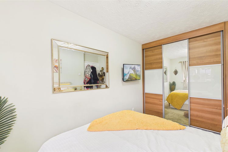 Bedroom 1 - Picture 11 of 21