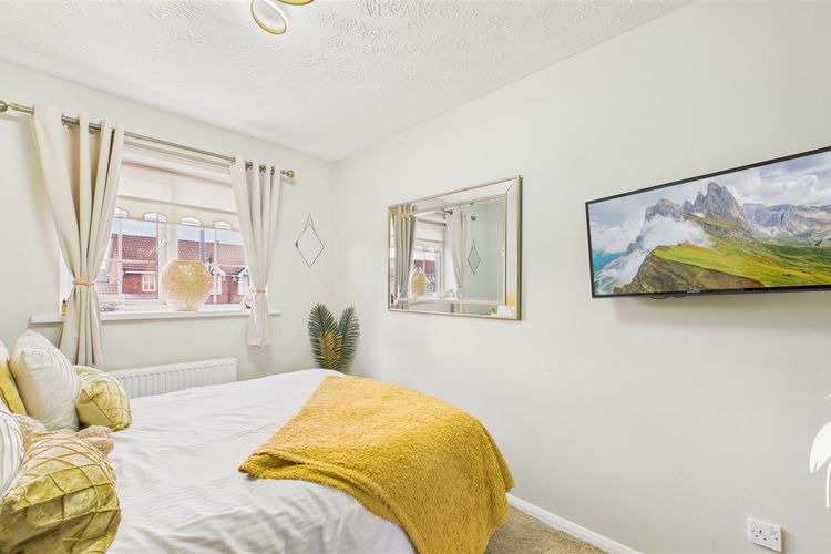 Bedroom 1 - Picture 10 of 21