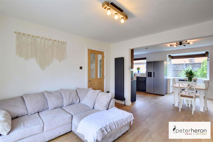 Lounge - Picture 3 of 19