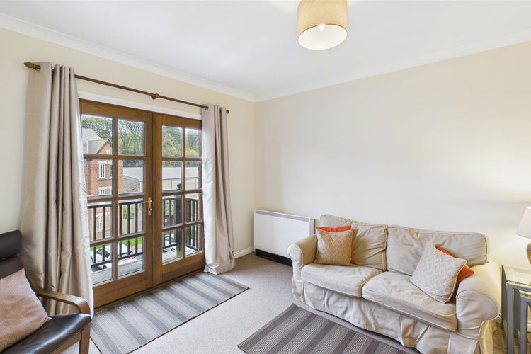 Lounge - Picture 2 of 18