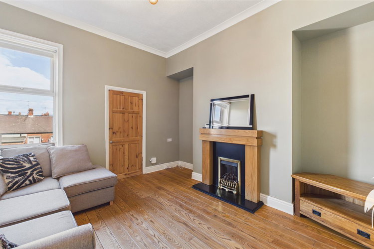 Lounge - Picture 2 of 15