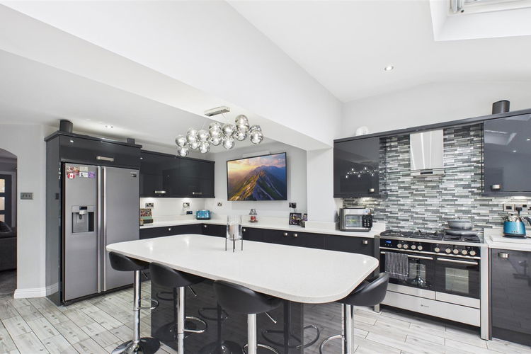 Open Plan Kitchen Dining And Family Room - Picture 7 of 22